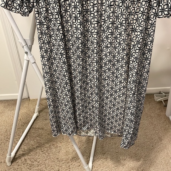 Cool and cute dress with puff sleeve bottom 3/4 length curly edges on sleeves - Picture 4 of 4